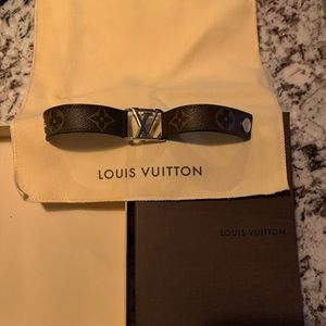 Louis Vuitton Bracelet!   Well maintained.
